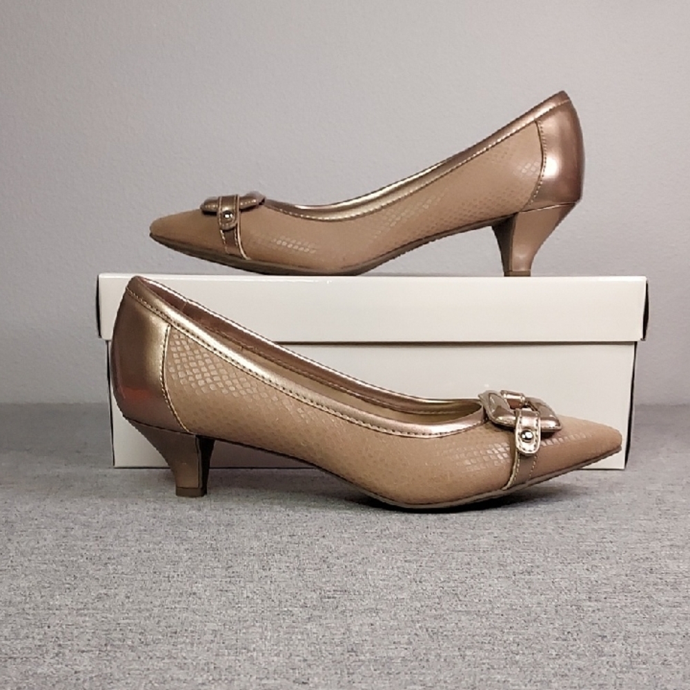 Anne Klein Taupe Melanie Fabric Faux Patent Leather Kitten Heel Size 7.5